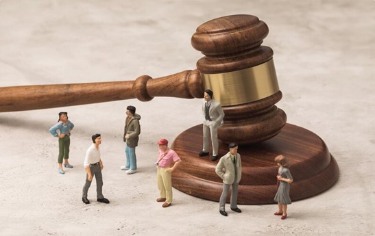 arbitration vs. litigation, alternative dispute resolution methods, choosing between arbitration and litigation, the pros and cons of arbitration, the pros and cons of litigation, how to choose the right dispute resolution method, the benefits of alternative dispute resolution, the drawbacks of alternative dispute resolution, the legal process of arbitration, the legal process of litigation.